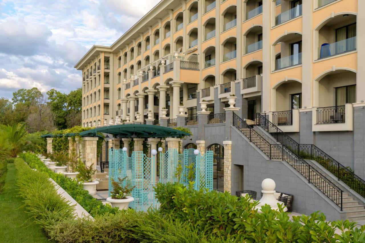 Astor Garden מלון